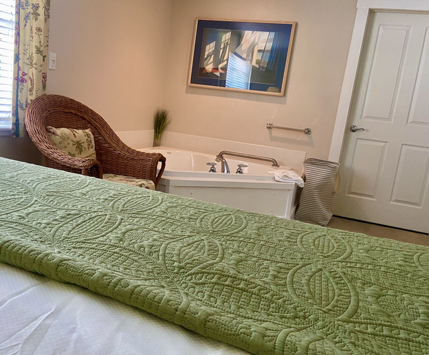 A room with easy access from bed to soaking tub in Edgewater Resort, Door County.