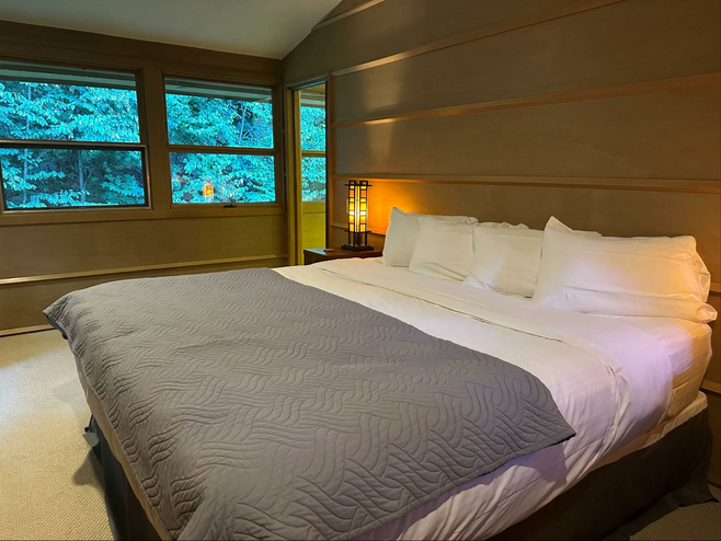 My room at the Duncan House. Notice the windows.