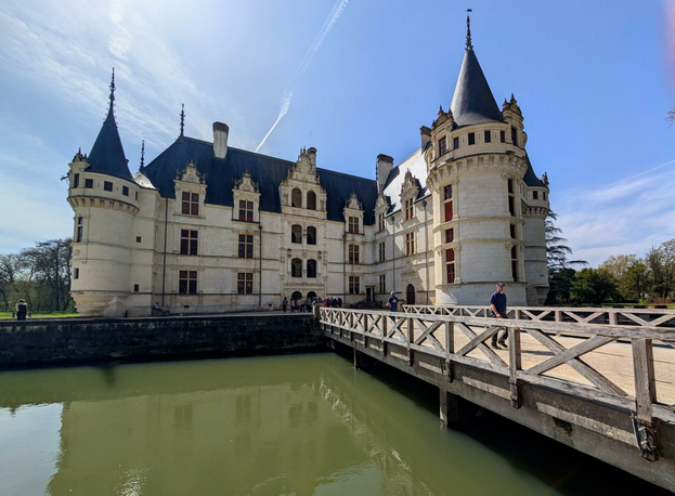 Is Mondly a Good App for Learning a Language Before Traveling Abroad?